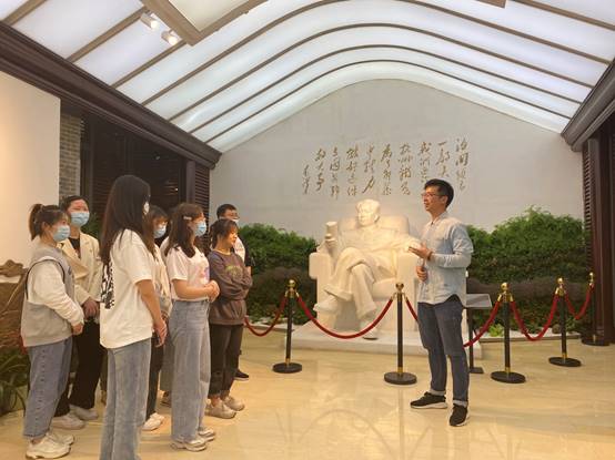 说明: E:\bat365官方官网重要获奖\照片素材\2、“法学+宪法”\五四宪法讲解.jpg