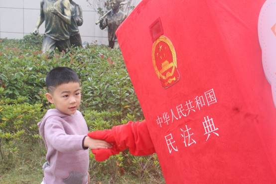 说明: E:\bat365官方官网重要获奖\照片素材\1、“保驾护航”普法宣传照片\2020年11月赴钱塘新区少年宫开展普法志愿服务活动现场.jpg